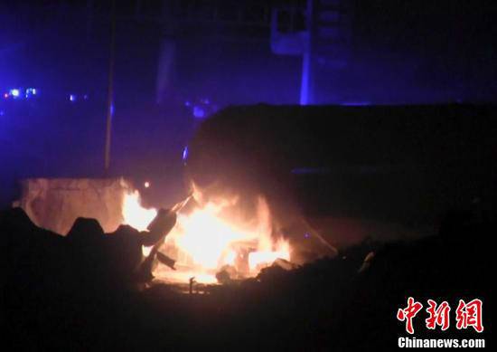 火災(zāi)現(xiàn)場，可以看到一個儲氣罐正在熊熊燃燒。